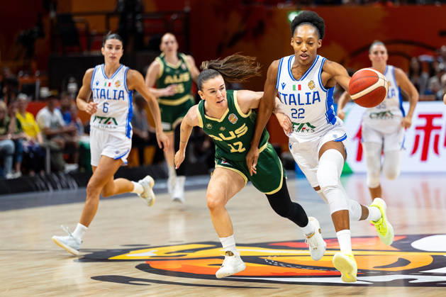 Olbis Andre (Italien, 22) im Dribbling gegen Stephanie Reid (Australien, 12), GER, Italien vs. Australien, Basketball, FIBA Women s World Cup 2026, Qualifikation fuers Viertelfinale, 09.09.2026 GER, Italien vs. Australien, Basketball, FIBA Women s World Cup 2026, Qualifikation fuers Viertelfinale, 09.09.2026 Berlin Copyright: xEibner-Pressefoto MaxxVincenx EP_MVN