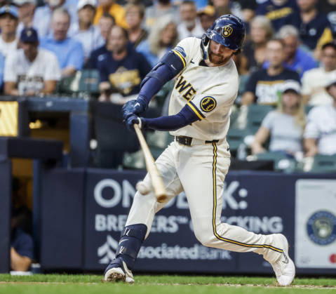 Milwaukee Brewers second baseman Brice Turang hits a single in the first inning of the MLB, Baseball Herren, USA game between the Chicago Cubs and the Milwaukee Brewers at American Family Field in Milwaukee, Wisconsin on Wednesday, September 9, 2026.  MIL20260909805 TANNENxMAURY