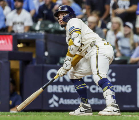 Milwaukee Brewers catcher William Contreras pauses to watch the ball he hit for a two RBI home run in the second inning of the MLB, Baseball Herren, USA game between the Chicago Cubs and the Milwaukee Brewers at American Family Field in Milwaukee, Wisconsin on Wednesday, September 9, 2026.  MIL20260909814 TANNENxMAURY