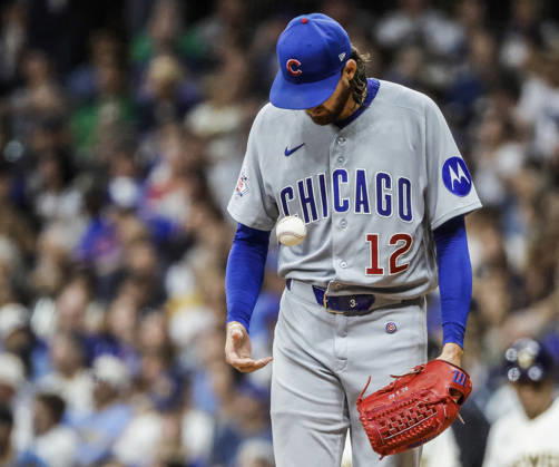 Chicago Cubs starting pitcher Kevin Gausman flips the ball to himself after giving up two home runs in the second inning of the MLB, Baseball Herren, USA game between the Chicago Cubs and the Milwaukee Brewers at American Family Field in Milwaukee, Wisconsin on Wednesday, September 9, 2026.  MIL20260909816 TANNENxMAURY