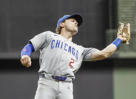 Chicago Cubs shortstop Nico Hoerner catches a fly ball hit by Milwaukee Brewers third baseman Joey Ortiz in the fifth inning of the MLB, Baseball Herren, USA game between the Chicago Cubs and the Milwaukee Brewers at American Family Field in Milwaukee, Wisconsin on Wednesday, September 9, 2026.  MIL20260909823 TANNENxMAURY
