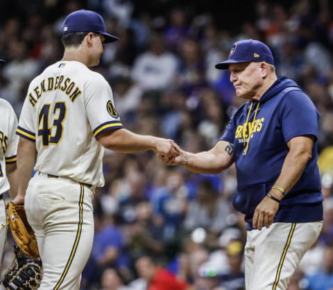 Milwaukee Brewers manager Pat Murphy (R) pulls Milwaukee Brewers starting pitcher Logan Henderson from the game in the sixth inning of the MLB, Baseball Herren, USA game between the Chicago Cubs and the Milwaukee Brewers at American Family Field in Milwaukee, Wisconsin on Wednesday, September 9, 2026.  MIL20260909824 TANNENxMAURY