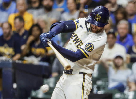Milwaukee Brewers second baseman Brice Turang hits a ground ball in the sixth inning of the MLB, Baseball Herren, USA game between the Chicago Cubs and the Milwaukee Brewers at American Family Field in Milwaukee, Wisconsin on Wednesday, September 9, 2026. Turang advanced to third base on a throwing error.  MIL20260909829 TANNENxMAURY