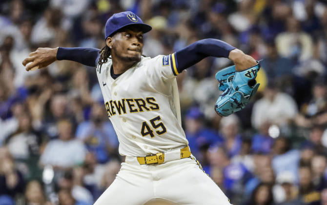 Milwaukee Brewers relief pitcher Abner Uribe throws in the ninth inning of the MLB, Baseball Herren, USA game between the Chicago Cubs and the Milwaukee Brewers at American Family Field in Milwaukee, Wisconsin on Wednesday, September 9, 2026. The Brewers defeated the Cubs 8-6 to sweep the three game series.  28MIL20260909837 TANNENxMAURY