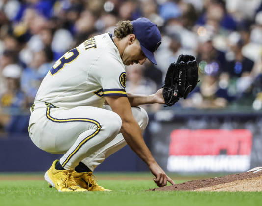 Milwaukee Brewers relief Brandon Sproat draws in the dirt with his finger before throwing in the eighth inning of the MLB, Baseball Herren, USA game between the Chicago Cubs and the Milwaukee Brewers at American Family Field in Milwaukee, Wisconsin on Wednesday, September 9, 2026. The Brewers defeated the Cubs 8-6 to sweep the three game series.  MIL20260909832 TANNENxMAURY