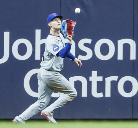 Chicago Cubs center fielder Pete Crow-Armstrong catches a fly ball hit by Milwaukee Brewers shortstop Cooper Pratt in the eighth inning of the MLB, Baseball Herren, USA game between the Chicago Cubs and the Milwaukee Brewers at American Family Field in Milwaukee, Wisconsin on Wednesday, September 9, 2026. The Brewers defeated the Cubs 8-6 to sweep the three game series.  MIL20260909835 TANNENxMAURY