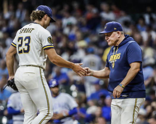 Milwaukee Brewers manager Pat Murphy (R) pulls Milwaukee Brewers relief pitcher Brandon Sproat in the ninth inning of the MLB, Baseball Herren, USA game between the Chicago Cubs and the Milwaukee Brewers at American Family Field in Milwaukee, Wisconsin on Wednesday, September 9, 2026. The Brewers defeated the Cubs 8-6 to sweep the three game series.  MIL20260909836 TANNENxMAURY