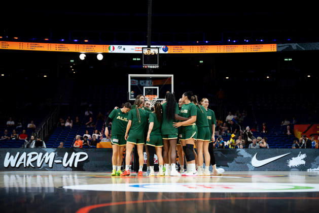 Italy V Australia: Qualification To Quarter-Finals - FIBA Women s Basketball World Cup Germany 2026 Australian players huddle before the FIBA Women s Basketball World Cup 2026 qualification match between Italy and Australia in Berlin, Germany, on September 9, 2026. Berlin Germany  Copyright: xMarcinxGolbax originalFilename:golba-italyvau260909_npt5M.jpg