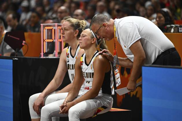 Belgium v Germany - FIBA Women s Basketball World Cup 2026 Quarter-Final BERLIN, GERMANY - SEPTEMBER 10 : Allemand Julie point guard of Belgium and Meesseman Emma power forward of Belgium look dejected during the FIBA Women s Basketball World Cup quarter final match between Belgium and Germany in Berlin on September 10, 2026 in Berlin, Germany, 10 09 2026 Berlin Germany  Copyright: xVincentxKalutx