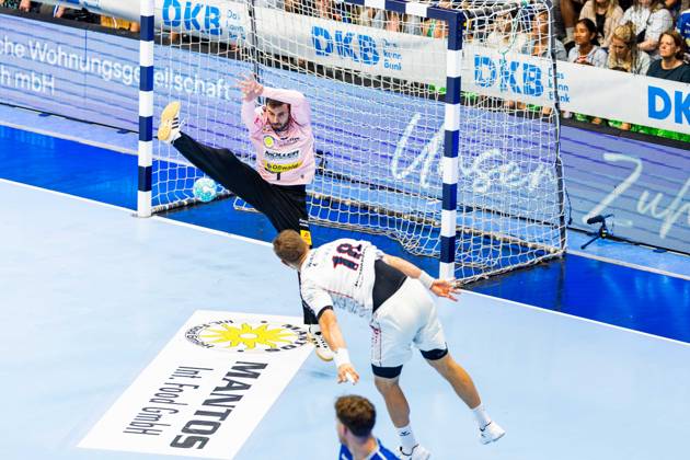 10.09.2026, GER, Handball, Maenner, Saison 26 27, Opel 1.Bl, 4.Spieltag, ThSV Eisenach - SG BBM Bietigheim Fabian Wiederstein (SG BBM Bietigheim), Matija Spikic (ThSV Eisenach,1) 99817 Eisenach Werner-Assmann-Halle Am Sportp Thueringen Deutschland