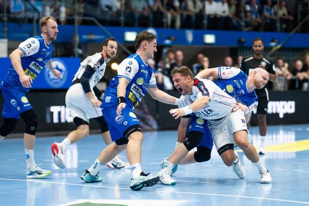 HANDBALL OPEL HBL 4. SPIELTAG THSV EISENACH - SG BBM BIETIGHEIM ** NUR FÜR REDAKTIONELLE ZWECKE ** EDITORIAL USE ONLY **<p>10 09 2026-Eisenach: Handball Opel Handball 1. Bundesliga Saison 2026 - 2027 Werner Assmann Halle 4. Spieltag ThSV Eisenach - G BBM Bietigheim im Foto: Torhüter Peter Walz 14 (ThSV Eisenach) im Zweikampf mit Fabian Wiederstein 18 (SG BBM Bietigheim) ( Deutschland Thueringen Eisenach Copyright: SaschaxFromm