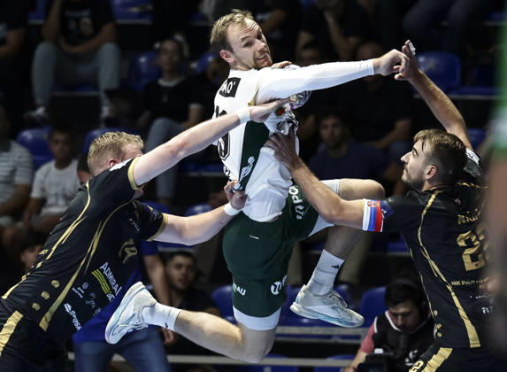 Partizan v Fuchse Berlin - EHF Champions League Mathias Gidsel (C) of Fuchse Berlin in action against Ivan Micic (R) and Sergei Ivanov (L) of Partizan during the EHF Champions League Season 2026 2027 Group Phase match between RK Partizan v Fuchse Berlin at Aleksandar Nikolic Hall on September 10, 2026 in Belgrade, Serbia. Belgrade Serbia Copyright: xSrdjanxStevanovicx x