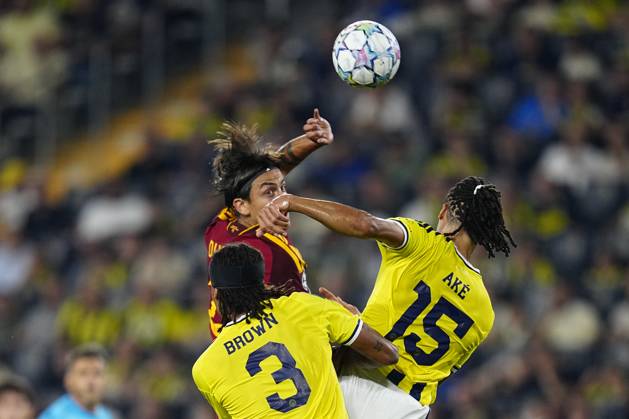 10.09 2026 - SOCCER - 2026 27 UEFA CHAMPIONS LEAGUE League Phase Fenerbahce SK v AS Roma Paulo Dybala of AS Roma and Archie Brown of Fenerbahce and Nathan Ake of Fenerbahce in aerial duel ISTANBUL Fenerbahce Sükrü Saracoglu Spor Kompleksi Istanbul TURKEY Copyright: xYagizxGurtugx xPsxImagesxYagizxGurtugx xPsxImagesx