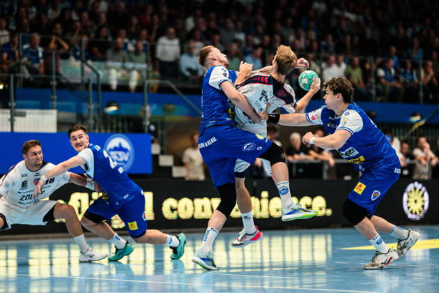 Mathias Rohde Larson (SG BBM Bietigheim, 44) kommt in die Mangel von Dominik Solak (ThSV Eisenach, 30), Tillman Leu (ThSV Eisenach, 99). GER, ThSV Eisenach gegen SG BBM Bietigheim, 1. Opel Handballbundesliga, Handball, 4.Spieltag, Saison 2026 2027, 19.00 Uhr, 10.09.2026 GER, ThSV Eisenach gegen SG BBM Bietigheim, 1. Opel Handballbundesliga, Handball, 4.Spieltag, Saison 2026 2027, 19.00 Uhr, 10.09.2026 Eisenach Copyright: xMartinxHerbstx