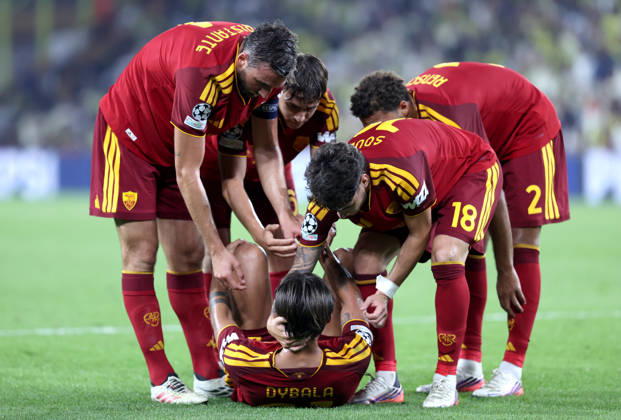 Fenerbahce v AS Roma - UEFA Champions League ISTANBUL, TURKIYE - SEPTEMBER 10: Roma players help their teammate Paulo Dybala (21) after he falls to the ground during the UEFA Champions League match between Fenerbahce and Roma at Chobani Stadium in Istanbul, Turkiye, on September 10, 2026. Ali Atmaca Anadolu Istanbul Turkey. Editorial use only. Please get in touch for any other usage.  Copyright: x2026xAnadoluxAlixAtmacax