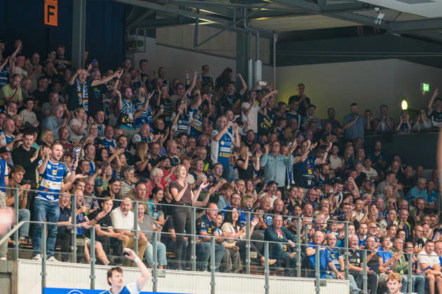 Fans aus Eisenach springen beim Jubel auf und feiern. GER, ThSV Eisenach gegen SG BBM Bietigheim, 1. Opel Handballbundesliga, Handball, 4.Spieltag, Saison 2026 2027, 19.00 Uhr, 10.09.2026 GER, ThSV Eisenach gegen SG BBM Bietigheim, 1. Opel Handballbundesliga, Handball, 4.Spieltag, Saison 2026 2027, 19.00 Uhr, 10.09.2026 Eisenach Copyright: xMartinxHerbstx