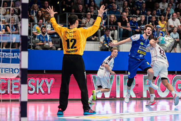 Stephan Seitz (ThSV Eisenach, 44) wird von Marcus Norrbrink (SG BBM Bietigheim, 23) im Wurfarm gehalten. Martin Tomovski (SG BBM Bietigheim, 12) GER, ThSV Eisenach gegen SG BBM Bietigheim, 1. Opel Handballbundesliga, Handball, 4.Spieltag, Saison 2026 2027, 19.00 Uhr, 10.09.2026 GER, ThSV Eisenach gegen SG BBM Bietigheim, 1. Opel Handballbundesliga, Handball, 4.Spieltag, Saison 2026 2027, 19.00 Uhr, 10.09.2026 Eisenach Copyright: xMartinxHerbstx