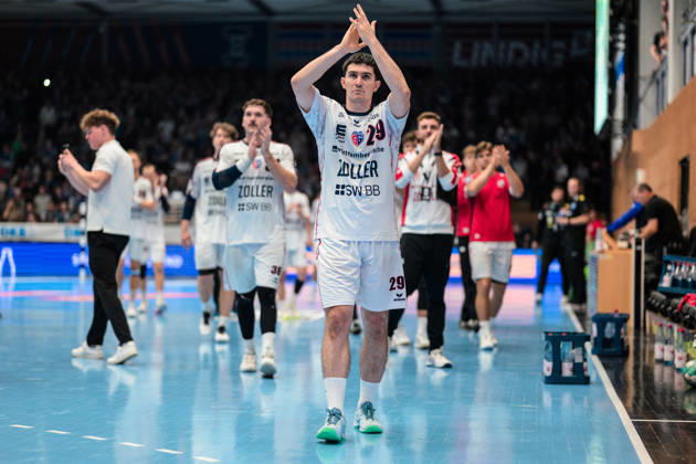 Moritz Strosack (SG BBM Bietigheim, 29) klatscht nach der Niederlage fuer seine Fans. GER, ThSV Eisenach gegen SG BBM Bietigheim, 1. Opel Handballbundesliga, Handball, 4.Spieltag, Saison 2026 2027, 19.00 Uhr, 10.09.2026 GER, ThSV Eisenach gegen SG BBM Bietigheim, 1. Opel Handballbundesliga, Handball, 4.Spieltag, Saison 2026 2027, 19.00 Uhr, 10.09.2026 Eisenach Copyright: xMartinxHerbstx