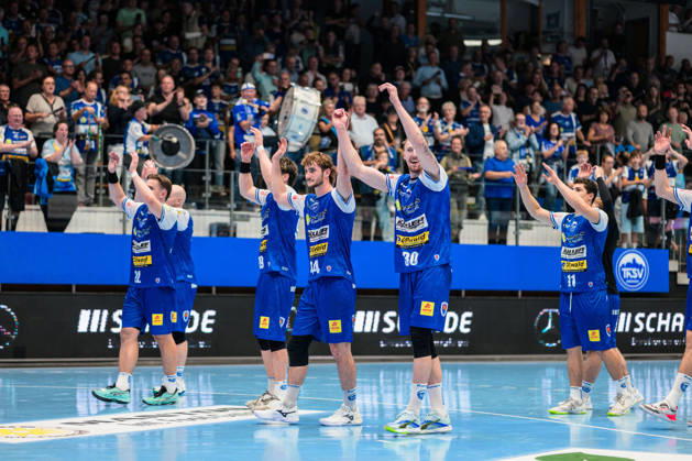 Jubeln nach dem Spiel, Stephan Seitz (ThSV Eisenach, 44), Dominik Solak (ThSV Eisenach, 30), Felix Aellen (ThSV Eisenach, 22), Tillman Leu (ThSV Eisenach, 99), Gian Attenhofer (ThSV Eisenach, 11) GER, ThSV Eisenach gegen SG BBM Bietigheim, 1. Opel Handballbundesliga, Handball, 4.Spieltag, Saison 2026 2027, 19.00 Uhr, 10.09.2026 GER, ThSV Eisenach gegen SG BBM Bietigheim, 1. Opel Handballbundesliga, Handball, 4.Spieltag, Saison 2026 2027, 19.00 Uhr, 10.09.2026 Eisenach Copyright: xMartinxHerbstx