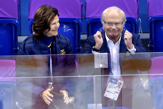 Drottning Silvia och Kung Carl Gustaf pa läktaren under ishockeymatchen mellan Sverige och Lettland under OS i Sochi den 15 februari 2014. Sochi Ryssland Copyright: xJoelxMarklundx