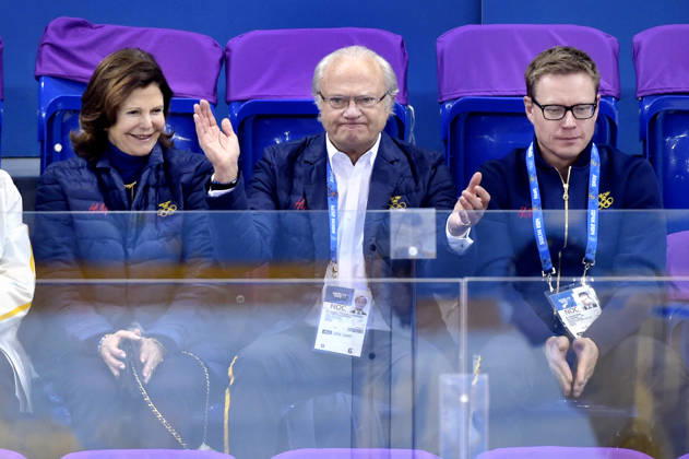 Drottning Silvia och Kung Carl Gustaf haller igang pa läktaren under ishockeymatchen mellan Sverige och Lettland under OS i Sochi den 15 februari 2014. Sochi Ryssland Copyright: xJoelxMarklundx
