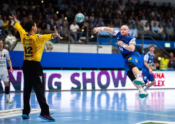 HANDBALL OPEL HBL 4. SPIELTAG THSV EISENACH - SG BBM BIETIGHEIM ** NUR FÜR REDAKTIONELLE ZWECKE ** EDITORIAL USE ONLY **<p>10 09 2026-Eisenach: Handball Opel Handball 1. Bundesliga Saison 2026 - 2027 Werner Assmann Halle 4. Spieltag ThSV Eisenach - SG BBM Bietigheim im Foto: Peter Walz 14 (ThSV Eisenach) im Zweikampf mit Torhüter Martin Tomovski 12 (SG BBM Bietigheim) ( Deutschland Thueringen Eisenach Copyright: SaschaxFromm