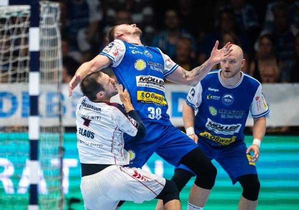 HANDBALL OPEL HBL 4. SPIELTAG THSV EISENACH - SG BBM BIETIGHEIM ** NUR FÜR REDAKTIONELLE ZWECKE ** EDITORIAL USE ONLY **<p>10 09 2026-Eisenach: Handball Opel Handball 1. Bundesliga Saison 2026 - 2027 Werner Assmann Halle 4. Spieltag ThSV Eisenach - SG BBM Bietigheim im Foto: Dominik Solak 30 (ThSV Eisenach) prallt mit Dominik Claus 7 (SG BBM Bietigheim) zusammen ( Deutschland Thueringen Eisenach Copyright: SaschaxFromm