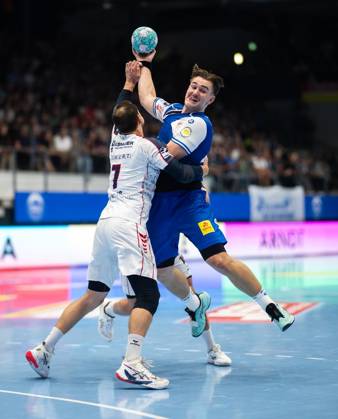 HANDBALL OPEL HBL 4. SPIELTAG THSV EISENACH - SG BBM BIETIGHEIM ** NUR FÜR REDAKTIONELLE ZWECKE ** EDITORIAL USE ONLY **<p>10 09 2026-Eisenach: Handball Opel Handball 1. Bundesliga Saison 2026 - 2027 Werner Assmann Halle 4. Spieltag ThSV Eisenach - SG BBM Bietigheim im Foto: Felix Aellen 22 (ThSV Eisenach) im Zweikampf mit Dominik Claus 7 (SG BBM Bietigheim) ( Deutschland Thueringen Eisenach Copyright: SaschaxFromm