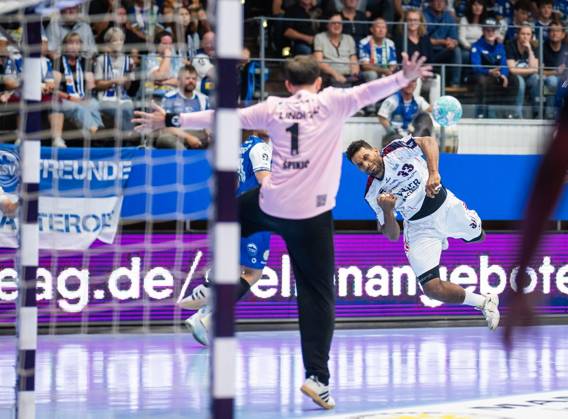 HANDBALL OPEL HBL 4. SPIELTAG THSV EISENACH - SG BBM BIETIGHEIM ** NUR FÜR REDAKTIONELLE ZWECKE ** EDITORIAL USE ONLY **<p>10 09 2026-Eisenach: Handball Opel Handball 1. Bundesliga Saison 2026 - 2027 Werner Assmann Halle 4. Spieltag ThSV Eisenach - SG BBM Bietigheim im Foto: Torhüter Matija Spikic 1 (ThSV Eisenach) im Zweikampf mit Djibril M™Bengue 33 (SG BBM Bietigheim) ( Deutschland Thueringen Eisenach Copyright: SaschaxFromm
