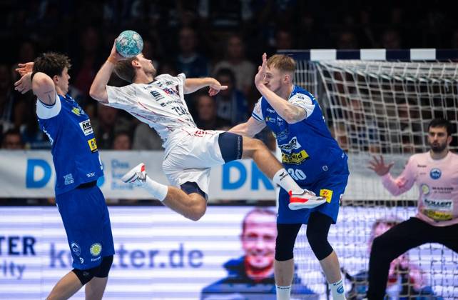 HANDBALL OPEL HBL 4. SPIELTAG THSV EISENACH - SG BBM BIETIGHEIM ** NUR FÜR REDAKTIONELLE ZWECKE ** EDITORIAL USE ONLY **<p>10 09 2026-Eisenach: Handball Opel Handball 1. Bundesliga Saison 2026 - 2027 Werner Assmann Halle 4. Spieltag ThSV Eisenach - SG BBM Bietigheim im Foto: Tillman Leu 99 (ThSV Eisenach) und Dominik Solak 30 (ThSV Eisenach) stoppen Mathias Larson 44 (SG BBM Bietigheim) ( Deutschland Thueringen Eisenach Copyright: SaschaxFromm
