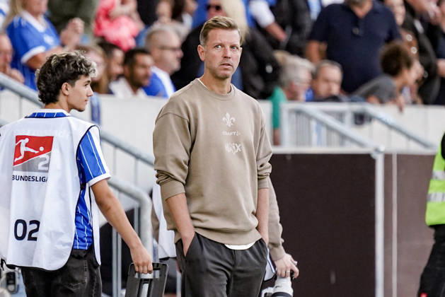 Deutschland: Fussball Saison 2026 2027 , 2. Bundesliga , 5. Spieltag , SV Darmstadt 98 vs. Arminia Bielefeld - Merck-Stadion am Böllenfalltor (Darmstadt) : Florian Kohfeldt (Trainer, SV Darmstadt 98) Mimik, Gesichtsausdruck, Emotion Darmstadt Merck-Stadion am Böllenfalltor Deutschland Germany Copyright: xBennetxLongx
