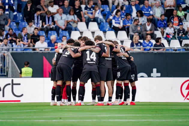 Deutschland: Fussball Saison 2026 2027 , 2. Bundesliga , 5. Spieltag , SV Darmstadt 98 vs. Arminia Bielefeld - Merck-Stadion am Böllenfalltor (Darmstadt) : Mannschaftskreis vor dem Spiel Darmstadt Merck-Stadion am Böllenfalltor Deutschland Germany Copyright: xBennetxLongx
