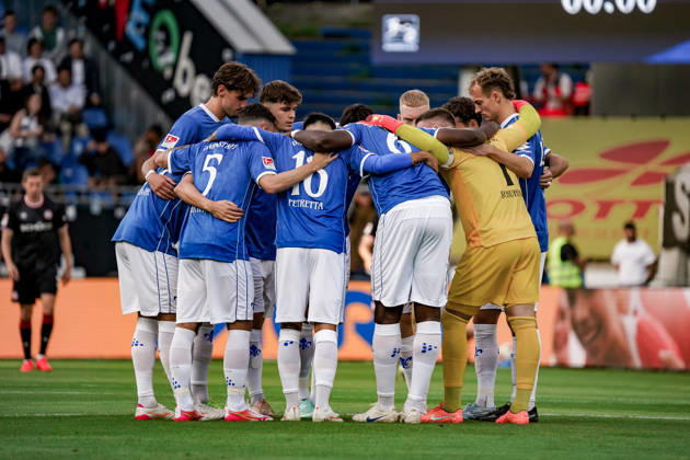 Deutschland: Fussball Saison 2026 2027 , 2. Bundesliga , 5. Spieltag , SV Darmstadt 98 vs. Arminia Bielefeld - Merck-Stadion am Böllenfalltor (Darmstadt) : Mannschaftskreis vor dem Spiel Darmstadt Merck-Stadion am Böllenfalltor Deutschland Germany Copyright: xBennetxLongx