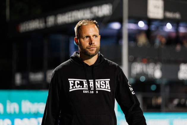 Deutschland, Fußball, 3. Liga Männer 2026 - 2027, 5. Spieltag: FC Viktoria Köln vs FC Hansa Rostock (Köln): Daniel Brinkmann (Trainer Hansa Rostock) nach Niederlage, Frust, Enttäuschung, Ratlosigkeit, ratlos, Emotionen Copyright: xThiemoxRudolphx