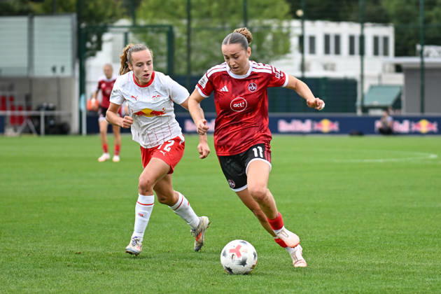 Fußball I Frauen I Saison 2026-2027 I Bundesliga I 4. Spieltag I RB Leipzig - 1. FC Nürnberg I 12.09.2026 Zweikampf Jasmien Mathys (12, Rasenballsport Leipzig), Lara Meroni (11, 1. FC Nürnberg) Leipzig RB Trainingszentrum, Cottaweg 7 Sachsen Deutschland Copyright: xLobeca InesxHähnelx