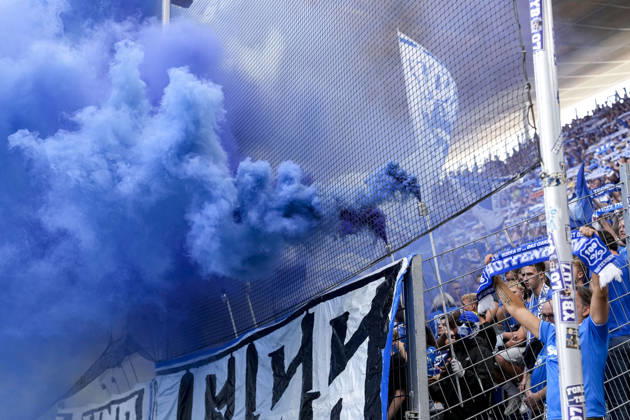 Die Fans der TSG 1899 Hoffenheim zünden in der Fankurve Pyrotechnik, Stimmung im Stadion, Atmosphäre, Pyro, Pyros, Ultras, Zuschauer, Fanblock, Chaoten, Bengalo, Bengalos, Feuerwerk, flare, 12.09.2026, Sinsheim (Deutschland), Fussball, Bundesliga, TSG 1899 Hoffenheim - VfB Stuttgart, DFB DFL REGULATIONS PROHIBIT ANY USE OF PHOTOGRAPHS AS IMAGE SEQUENCES AND OR QUASI-VIDEO.