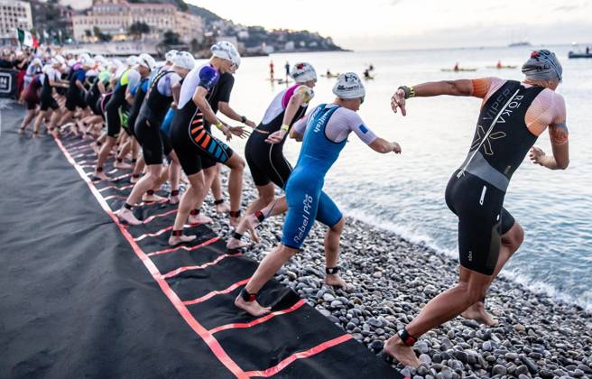 RECORD DATE NOT STATED 2026 IRONMAN 70.3 Weltmeisterschaft Nizza - swimstart Athleten beim Wettkampf der VinFast IRONMAN 70.3 Weltmeisterschaft 2026 in Nizza, Frankreich. Nizza Promenade des Anglais Alpes-Maritimes Provence-Alpes-Côte d Azur France