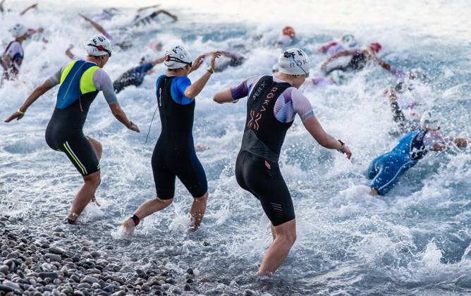 RECORD DATE NOT STATED 2026 IRONMAN 70.3 Weltmeisterschaft Nizza - swimstart Athleten beim Wettkampf der VinFast IRONMAN 70.3 Weltmeisterschaft 2026 in Nizza, Frankreich. Nizza Promenade des Anglais Alpes-Maritimes Provence-Alpes-Côte d Azur France