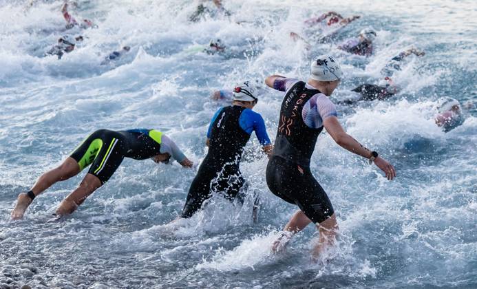 RECORD DATE NOT STATED 2026 IRONMAN 70.3 Weltmeisterschaft Nizza - swimstart Athleten beim Wettkampf der VinFast IRONMAN 70.3 Weltmeisterschaft 2026 in Nizza, Frankreich. Nizza Promenade des Anglais Alpes-Maritimes Provence-Alpes-Côte d Azur France