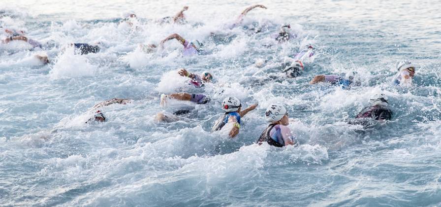 RECORD DATE NOT STATED 2026 IRONMAN 70.3 Weltmeisterschaft Nizza - swimstart Athleten beim Wettkampf der VinFast IRONMAN 70.3 Weltmeisterschaft 2026 in Nizza, Frankreich. Nizza Promenade des Anglais Alpes-Maritimes Provence-Alpes-Côte d Azur France