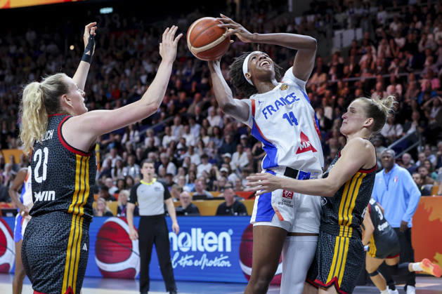 Frieda Buhner (Germany) Dominique Malonga (France) und Leonie Fiebich (Germany) battle for the ball during the FIBA Women s Basketball World Cup Germany 2026 semifinals match between France and Germany at Berlin Arena on September 12, 2026 in Berlin, Germany. (Photo by Marco Steinbrenner DeFodi Images) -