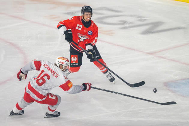 Zweikampf zwischen Simeon Schwinger (EC-KAC, 16) und Jan Luca Sennhenn (Koelner Haie, 17). Koelner Haie vs. EC KAC, Eishockey, CHL, 04. Spieltag, Saison 2026 2027, 12.09.2026 Koelner Haie vs. EC KAC, Eishockey, CHL, 04. Spieltag, Saison 2026 2027, 12.09.2026 Krefeld Copyright: xEibner-Pressefoto ThomasxHaeslerx EP_THR
