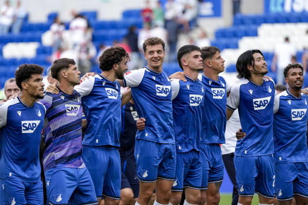 Spieler der TSG 1899 Hoffenheim, Jubel nach dem Schlusspfiff, Freude über den Sieg, Sieger, Gewinner, jubelt, jubeln, fröhlich, positiv, freut sich, freuen, optimistisch, Highlight, Action, Aktion, 12.09.2026, Sinsheim (Deutschland), Fussball, Bundesliga, TSG 1899 Hoffenheim - VfB Stuttgart, DFB DFL REGULATIONS PROHIBIT ANY USE OF PHOTOGRAPHS AS IMAGE SEQUENCES AND OR QUASI-VIDEO.