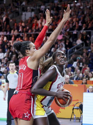 Napheesa Collier (USA) und Awa Fam (Spain) battle for the ball during the FIBA Women s Basketball World Cup Germany 2026 semifinal match between Spain and United States at Berlin Arena on September 12, 2026 in Berlin, Germany. (Photo by Marco Steinbrenner DeFodi Images) -