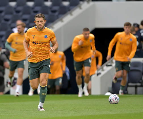 Tottenham Hotspur V Everton. Premier League. James Tarkowski (Everton, left) leads out the team during the Tottenham Hotspur V Everton Premier League match at the Tottenham Hotspur Stadium, London. This Image is for EDITORIAL USE ONLY. Licence required from the Football DataCo for any other use. Tottenham Tottenham Hotspur Stadium UK Copyright: xMartinxDaltonx Spurs_Everton_120926_MD_02
