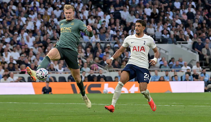 Tottenham Hotspur V Everton. Premier League. Jarrad Branthwaite (Everton) clears ahead of Omar Marmoush (Spurs) during the Tottenham Hotspur V Everton Premier League match at the Tottenham Hotspur Stadium, London. This Image is for EDITORIAL USE ONLY. Licence required from the Football DataCo for any other use. Tottenham Tottenham Hotspur Stadium UK Copyright: xMartinxDaltonx Spurs_Everton_120926_MD_45