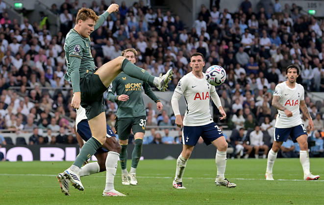 Tottenham Hotspur V Everton. Premier League. Jake O Brien (Everton) clears during the Tottenham Hotspur V Everton Premier League match at the Tottenham Hotspur Stadium, London. This Image is for EDITORIAL USE ONLY. Licence required from the Football DataCo for any other use. Tottenham Tottenham Hotspur Stadium UK Copyright: xMartinxDaltonx Spurs_Everton_120926_MD_49