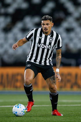 Soccer - Brasileirao 2026 - Botafogo v Red Bull Bragantino RIO DE JANEIRO, BRAZIL - SEPTEMBER 12: TIQUINHO SOARES of Botafogo controls the ball during the Brasileirao 2026 match between Botafogo and Red Bull Bragantino at Nilton Santos Stadium on September 12, 2026 in Rio de Janeiro, Brazil. Rio de Janeiro Nilton Santos Stadium Brazil Copyright: xRuanoxCarneiroxRuanoxCarneirox