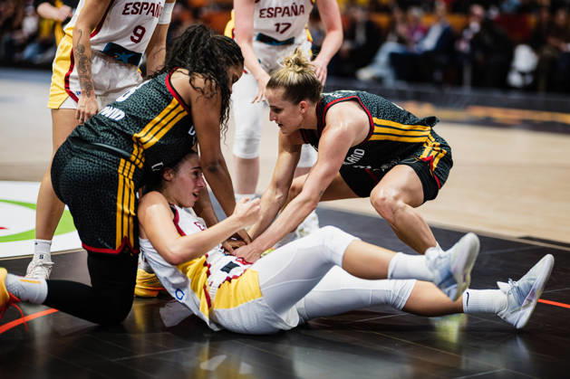 FIBA Women™s Basketball World Cup 2026: Spanien vs. Deutschland, 13.09.2026 Nyara Sabally (Deutschland, 8) und Leonie Fiebich (Deutschland, 13) kämpft mit Raquel Carrera (Spanien, 14) um den Ball; Basketball, FIBA Women™s Basketball World Cup 2026, Final Phase, Spiel um Platz 3: Spanien vs. Deutschland am 13.09.2026 in der Uber Arena, Berlin Copyright: xBEAUTIFULxSPORTS Tonhäuserx