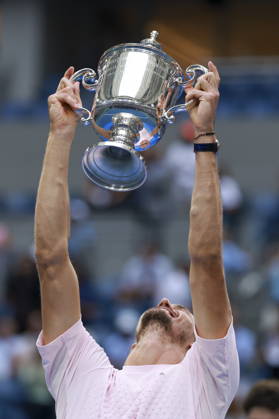 US Open tennis tournament - Day 15 Alexander Zverev of Germany poses with the Champions trophy after winning the Men s Singles Finals of the US Open Tennis Championships at the USTA Billie Jean King National Tennis Center in Flushing Meadows, New York, USA, 13 September 2026. FLUSHING MEADOWS NEW YORK United States Copyright: xCRISTOBALxHERRERA-ULASHKEVICHx
